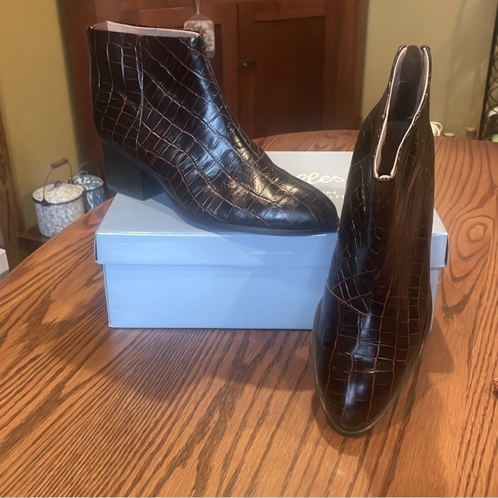 Gorgeous Seychelles leather brown crock booties 10M.Back zip.Like new condition.